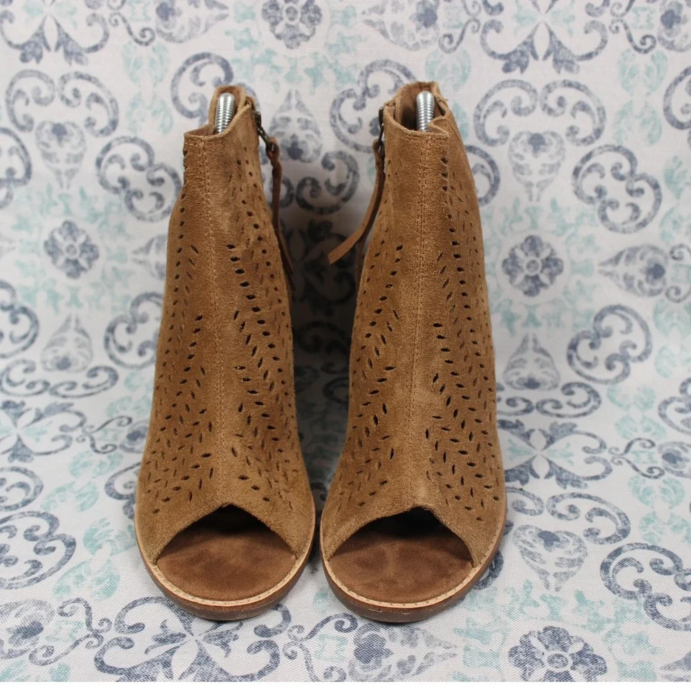 TOMS Majorca Peep Toe Ankle Boots Tan Suede Perforated Block‎ Heel Womens 8.5